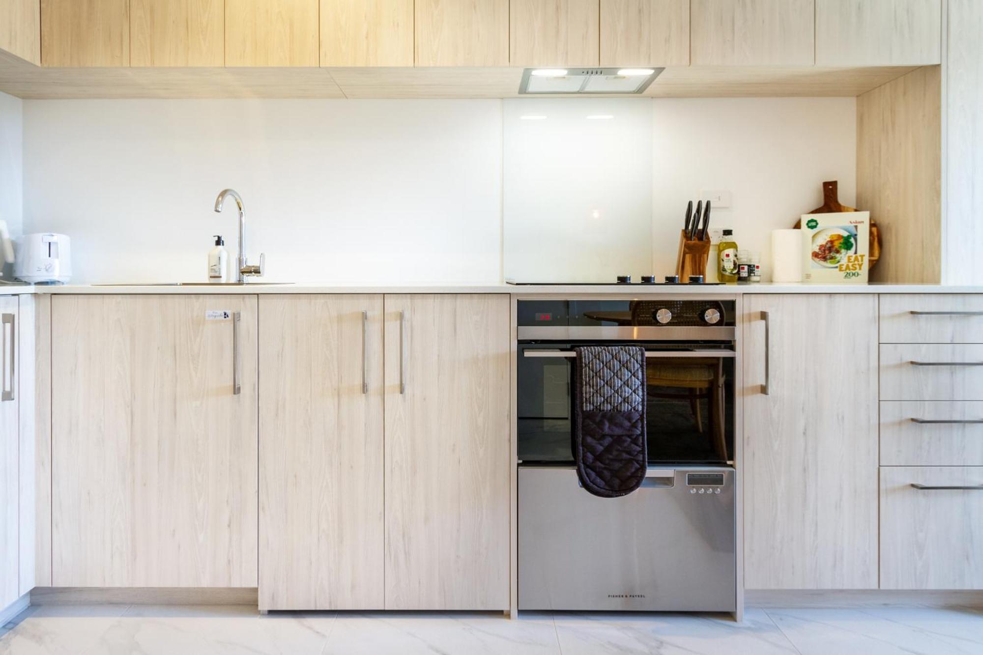 Downtown Delight: Studio At 8 Wilmer With Backyard كريستتشيرش المظهر الخارجي الصورة